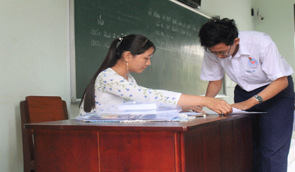 Thí sinh nộp bài thi trong kỳ thi THPT Quốc gia năm 2017