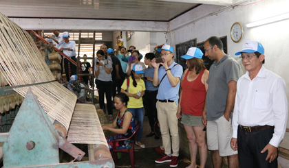 Xuất phát chuyến đi của đoàn khảo sát tại TP. Mỹ Tho bằng đường bộ và điểm đến tham quan đầu tiên của đoàn là Làng nghề dệt chiếu Long Định (xã Long Định, huyện Châu Thành)