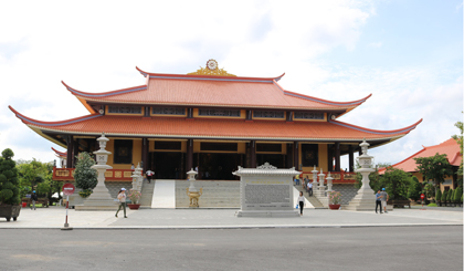 Điểm đến thứ hai của đoàn khảo sát là Thiền Viện Trúc Lâm Chánh Giác (xã Thạnh Tân, huyện Tân Phước). Nơi du lịch tâm linh này đã góp phần đưa du khách đến với huyện Tân Phước ngày càng đông