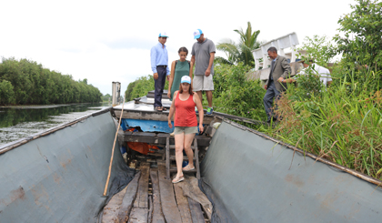 Sau khi kết thúc các điểm tham quan bằng đường bộ, từ Khu du lịch nghỉ dưỡng Bảo Đăng đoàn khảo sát đã lên ghe di chuyển đến Khu du lịch sinh thái Đồng Tháp Mười (xã Thạnh Tân, huyện Tân Phước)