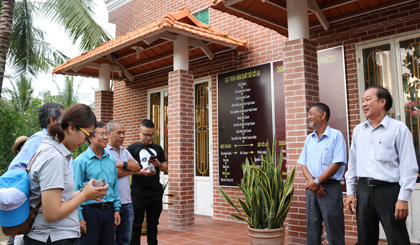 Kimmy’s Chocolate là điểm sản xuất sôcôla nằm trên Quốc lộ 1A thuộc ấp Tây 2, xã Long Định, huyện Châu Thành là điểm dừng chân thứ hai trên đường về TP. Mỹ Tho của đoàn khảo sát.