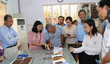 Đoàn khảo sát thưởng thức các sản phẩm làm từ ca cao và sôcôla tại Kimmy’s Chocolate