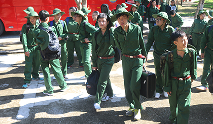 Các học viên thích thú khi được trải nghiệm môi trường sống trong quân đội.