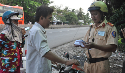 Lực lượng Cảnh sát giao thông làm nhiệm vụ trên QL.1.