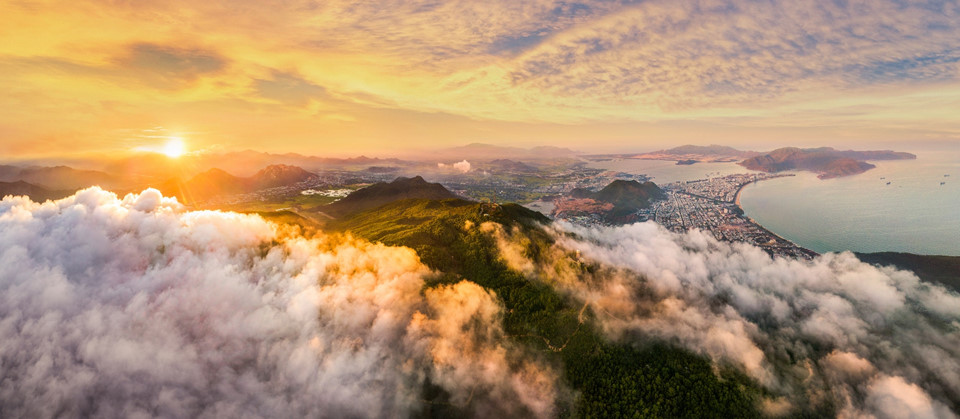 Mây trời bao phủ thành phố Quy Nhơn, tạo ra khung cảnh tuyệt đẹp.