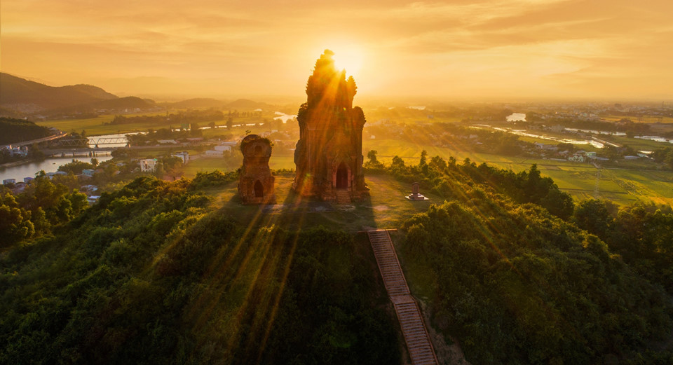 Tháp Bánh Ít (Bình Định) rực rỡ dưới ánh mặt trời. Đây là một trong những công trình tiêu biểu cho vẻ đẹp của kiến trúc Chăm mà ít người biết tới.
