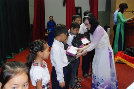 Giám đốc Quỹ hỗ trợ phụ nữ phát triển kinh tế Tiền Giang trao học bổng và động viên các em vượt khó vươn lên