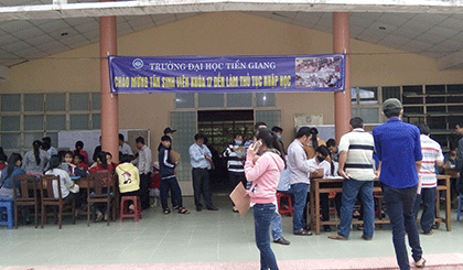 Đông đúc thí sinh đến làm thủ tục nhập học 