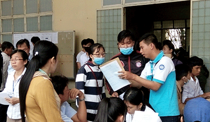 Các tình nguyện viên của trường hướng dẫn cho thí sinh 