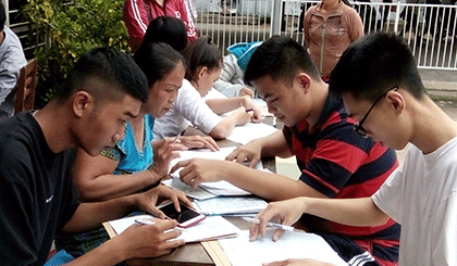 Thí sinh chăm chú điền thông tin vào hồ sơ nhập học 