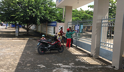 Phụ huynh và học sinh đến Trường tiểu học Lương Hòa Lạc, huyện Chợ Gạo xem thông báo để chuẩn bị cho ngày tựu trường.