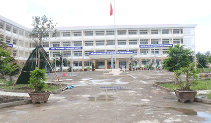 Trường THCS Thị Trấn Chợ Gạo được đầu tư xây mới khang trang với tổng kinh phí 47,8 tỷ đồng. Năm học 2017-2018, trường có 40 lớp với khoảng 1.700 học sinh và 85 cán bộ, giáo viên và nhân viên.