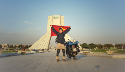 Khoa khám phá thế giới cùng “người bạn tri kỷ” (xe Honda wave đời 2008).