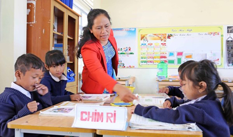 Ngành sư phạm được cho là khó tìm việc trong khi áp lực công việc lớn, lương thấp. Ảnh: Nguyễn Dũng/TTXVN