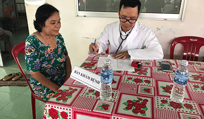 Bác sĩ khám bệnh cho người dân