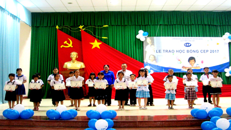 Trao học bổng cho học sinh nghèo vượt khó
