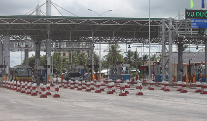 Giao thông tại Trạm thu phí tuyến tránh TX. Cai Lậy thông thoáng vào sáng ngày 21-8, khi trạm chưa thu phí trở lại