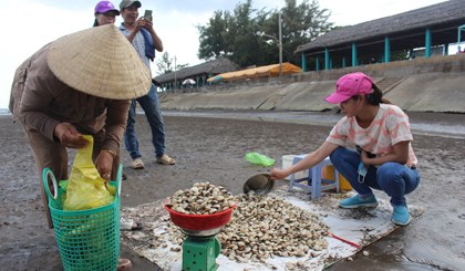 Người dân ở biển Gò Công có thêm thu nhập nhờ bán hải sản cho du khách trong dịp này.