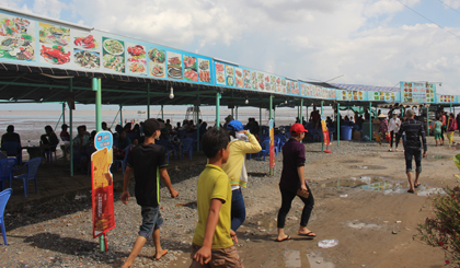 Các hàng quán mọc lên trong dịp lễ để đón du khách.