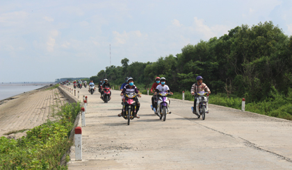 Đê biển Tân Điền ngày thường vắng người nhưng dịp lễ lại nhộn nhịp hẳn lên.