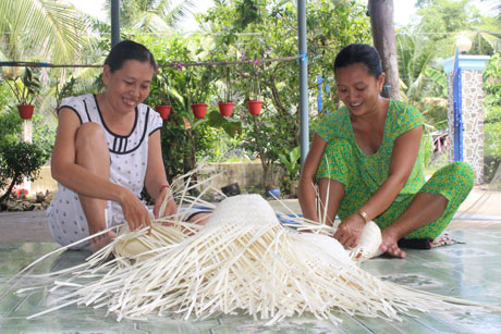 Đan nón được xem là khâu quan trọng, bởi để nón đẹp, người thợ phải chặt tay khi đan để nón không bị hở. 