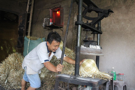 Đan nón xong là đến khâu ép khuôn. 