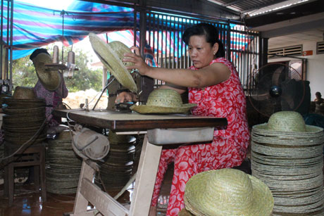 Sau đó, thợ sẽ cắt rìa, may viền. 