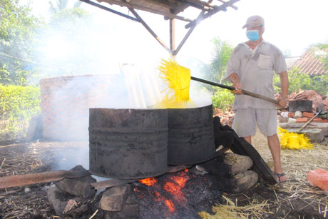 Khi nhuộm màu, phải để nón trong nước sôi cho màu thấm đều hết để nón không loang lổ .