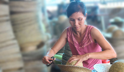 Kiểm tra chất lượng nón trước khi đem bán ra thị trường.