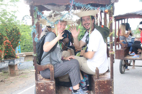 Nón bàng buông không chỉ bền, đẹp mà màu sắc còn trong sáng, đội rất dễ chịu. 