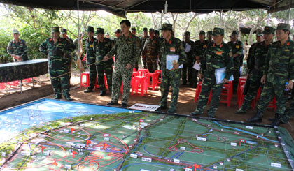 Thiếu tướng Trương Minh Khải, Ủy viên Ban Thường vụ Đảng ủy, Phó Tư lệnh Tham mưu trưởng Quân khu 9, Trưởng Ban Chỉ đạo diễn tập, hướng dẫn các đơn vị theo dõi sơ đồ tác chiến diễn tập.
