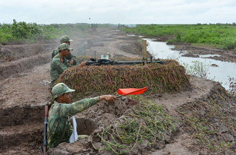 Khẩu đội súng máy phòng không 12,7 mm tiêu diệt mục tiêu.