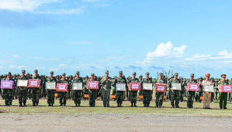 Khen thưởng các đơn vị lập thành tích trong diễn tập.