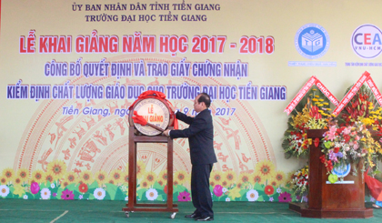 Ông Trần Thanh Đức đánh trống khai giảng năm học mới
