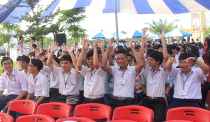 Sinh viên trường nô nức chào đón năm học mới