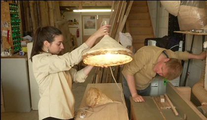 Hai nhà thiết kế làm chụp đèn từ nấm. Ảnh: Reuters