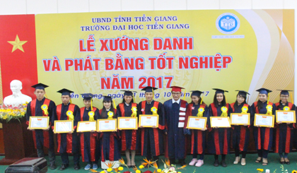 Nhà trường trao giấy khen cho các sinh viên có thành tích học tập xuất sắc 