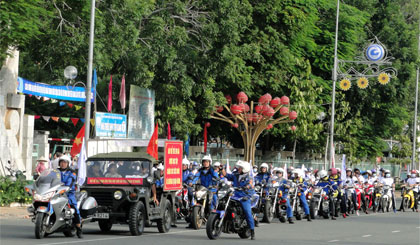 Đoàn xe của gần 200 đoàn viên, thanh niên tuần hành trên các tuyến đường trong nội ô TP. Mỹ Tho.