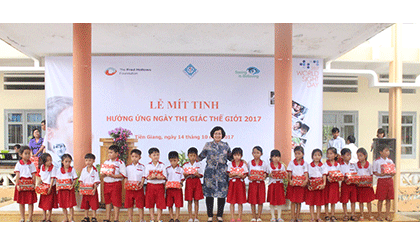 Bà Trần Thị Quý Mão, Phó Giám đốc Sở GD-ĐT, Phó Ban quản lý chăm sóc mắt học đường Tỉnh Tiền Giang trao quà cho học sinh.