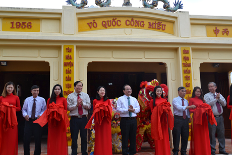 Cắt băng khánh thành Đền thờ.