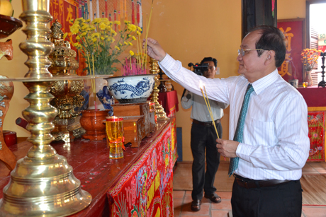 Phó Chủ tịch UBND tỉnh Trần Thanh Đức thắp hương tại Đền thờ.