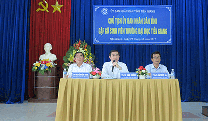 Lãnh đạo tỉnh lãnh đạo Sở GD-ĐT cùng lãnh đạo nhà trường tại buổi gặp gỡ với sinh viên Trường Đại học Tiền Giang