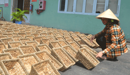 Hàng thủ công mỹ nghệ làm từ lục bình đang gặp khó.