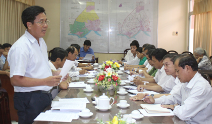 Lãnh đạo huyện Cái Bè báo cáo công tác phòng chống lụt, bão.