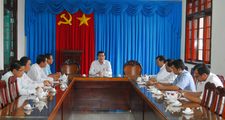 đồng chí Lê Văn Hưởng làm việc với UBND huyện Tân Phú Đông.