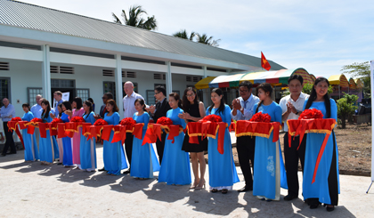 Nghi thức cắt băng khánh thành điểm trường tiểu học Phước Thạnh