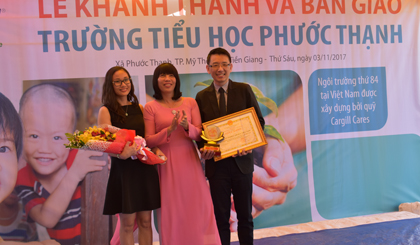 UBND TP. Mỹ Tho tặng giấy khen cho Công ty TNHH Cargill Việt nam