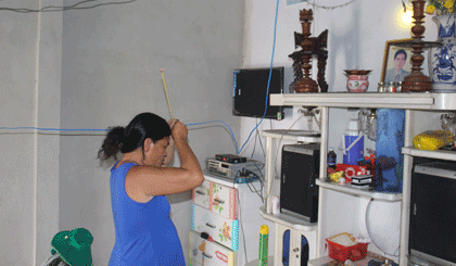 Chị Phạm Thị Phấn thắp hương cho chồng.