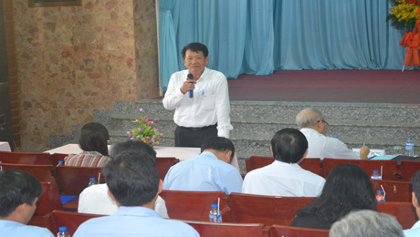 Đ/c Nguyễn Văn Bạch trả lời thắc mắc của khách hàng