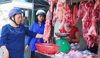 Giết mổ heo bán lẻ để giảm bớt khó khăn nhưng phải đảm bảo vệ sinh an toàn thực phẩm. Ảnh: SĨ NGUYÊN